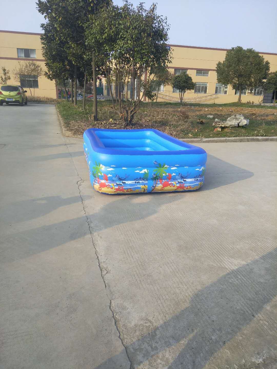 Inflatable swimming pool children and family swimming pool suitable in gardens backyards and outdoor summer water parties